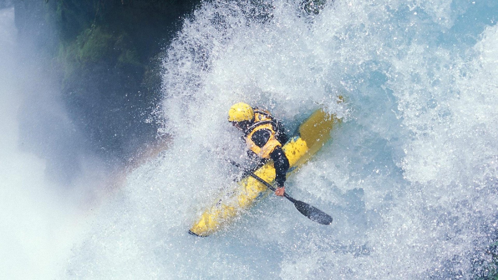 世界杯：难民出身球员进球后亲吻国旗 全场起立鼓掌